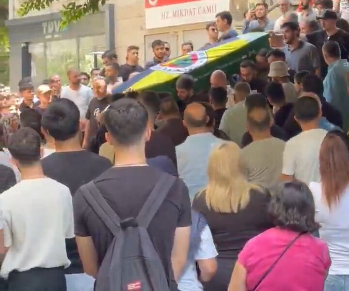 'Jrokez'un cezane töreni düzenlendi! Yayıncı Oğuzhan Dalgakıran'a son veda Oğuzhan Dalgakıran'ın naaşını taşıyan tabut, çok sevdiği Fenerbahçe'nin bayrağına sarıldı