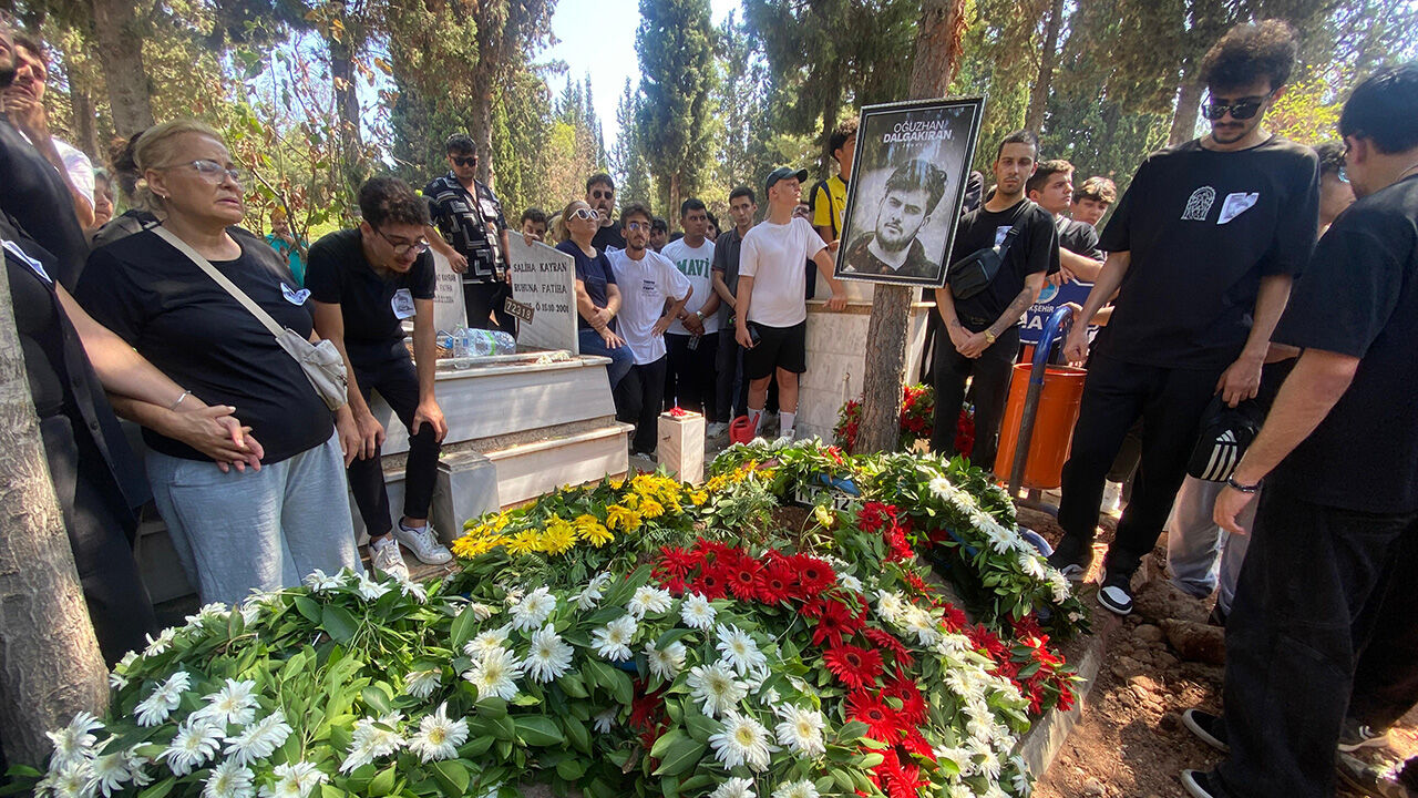 'Jrokez'un cezane töreni düzenlendi! Yayıncı Oğuzhan Dalgakıran'a son veda - 2. Resim