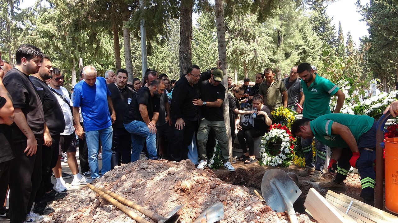 'Jrokez'un cezane töreni düzenlendi! Yayıncı Oğuzhan Dalgakıran'a son veda - 1. Resim