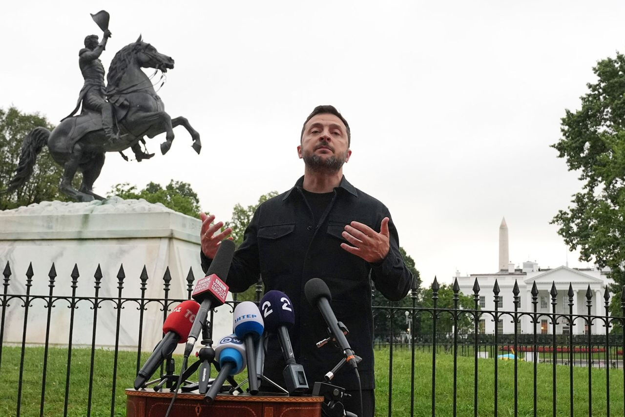 Kırım’a ne olacak? Zelenskiy’den dikkat çeken açıklama Zelenskiy, Putin ile henüz tarih netleşmeyen bir görüşmede, Kırım da dahil olmak üzere toprak meselelerinin müzakere edileceğini açıkladı.