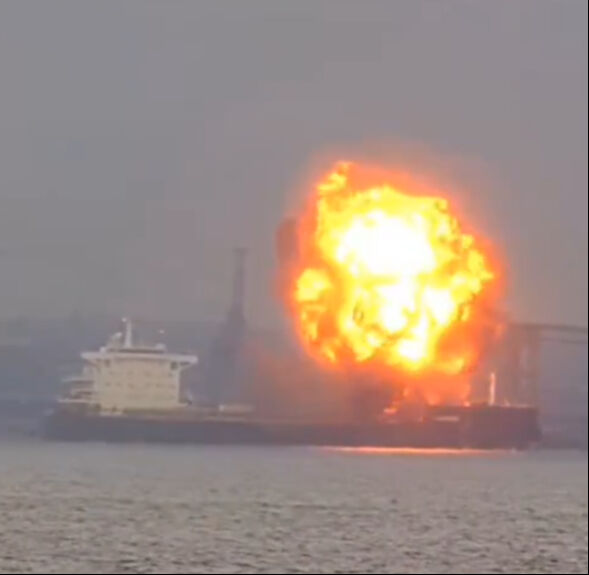 Kömür taşıyan kargo gemisinde korkunç patlama! Dumanlar gökyüzünü kapladı - 1. Resim