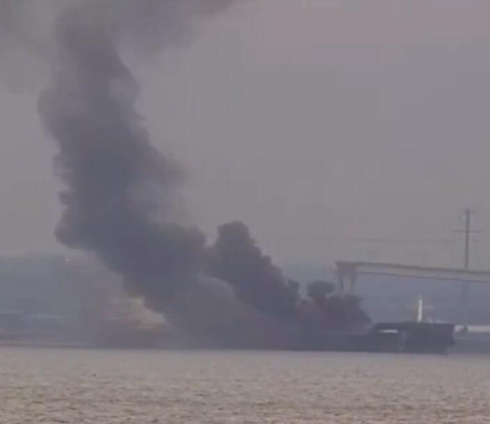 Kömür taşıyan kargo gemisinde korkunç patlama! Dumanlar gökyüzünü kapladı - 2. Resim