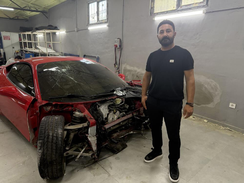 Müşterisinin 17 milyonluk Ferrari'si ile kaza yapmıştı! Gündemdeki usta konuştu: Aracın kaskosu da yok - 1. Resim