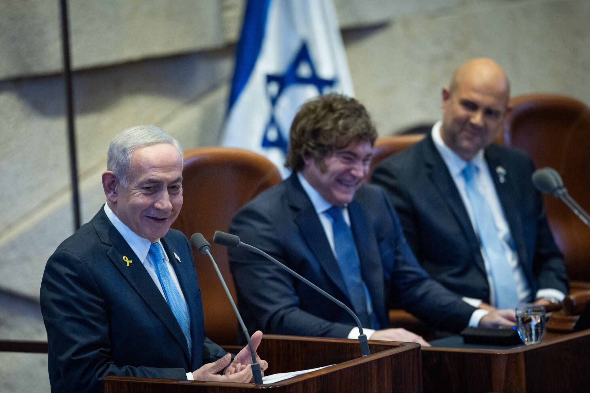 Netanyahu’ya ziyaret öncesi soykırım davası! Arjantin ayağa kalktı Arjantin’de insan hakları örgütleri, İsrail Başbakanı Binyamin Netanyahu’nun Arjantin’e planladığı ziyaret öncesinde, "soykırım, savaş suçları ve insanlığa karşı suçlar" gerekçesiyle suç duyurusunda bulundu.