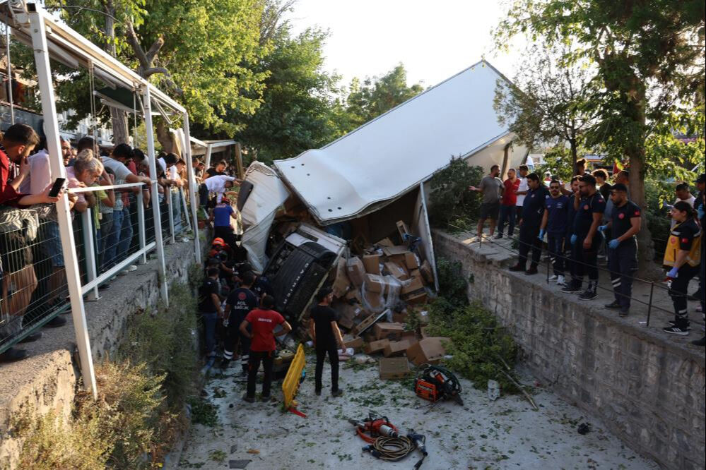 Ortalık savaş alanına d&ouml;nd&uuml;! 10 aracı hurdaya &ccedil;evirdi - 4. Resim