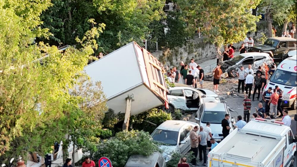 Ortalık savaş alanına d&ouml;nd&uuml;! 10 aracı hurdaya &ccedil;evirdi - 1. Resim