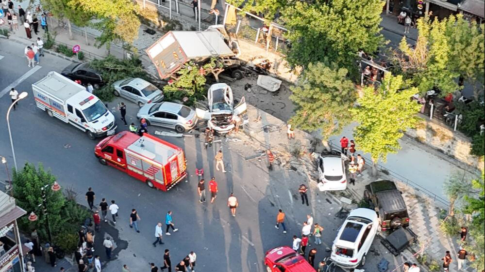Ortalık savaş alanına d&ouml;nd&uuml;! 10 aracı hurdaya &ccedil;evirdi - 3. Resim