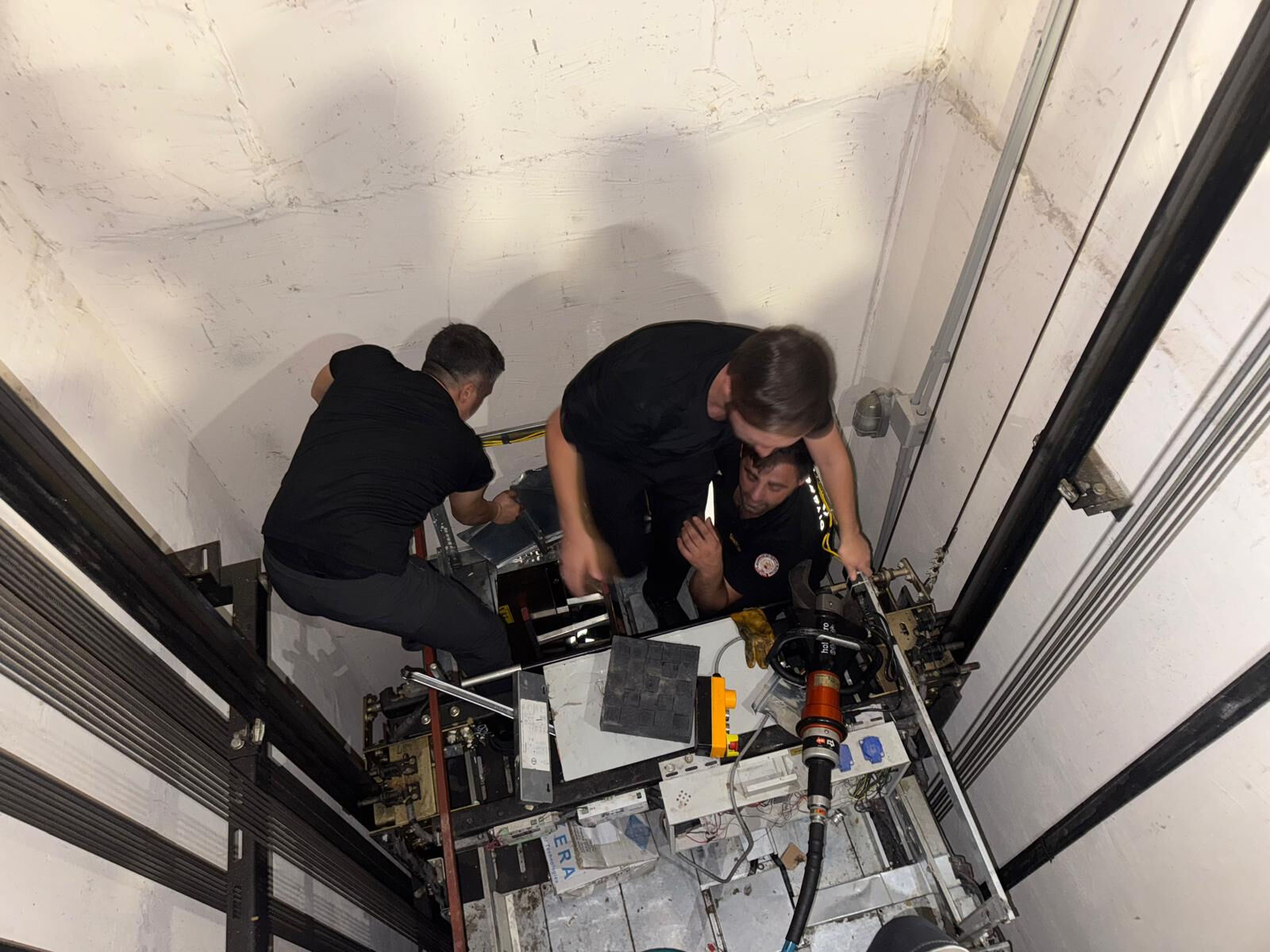 Stadyumdaki asans&ouml;rde mahsur kalan taraftarları itfaiye kurtardı! - 2. Resim