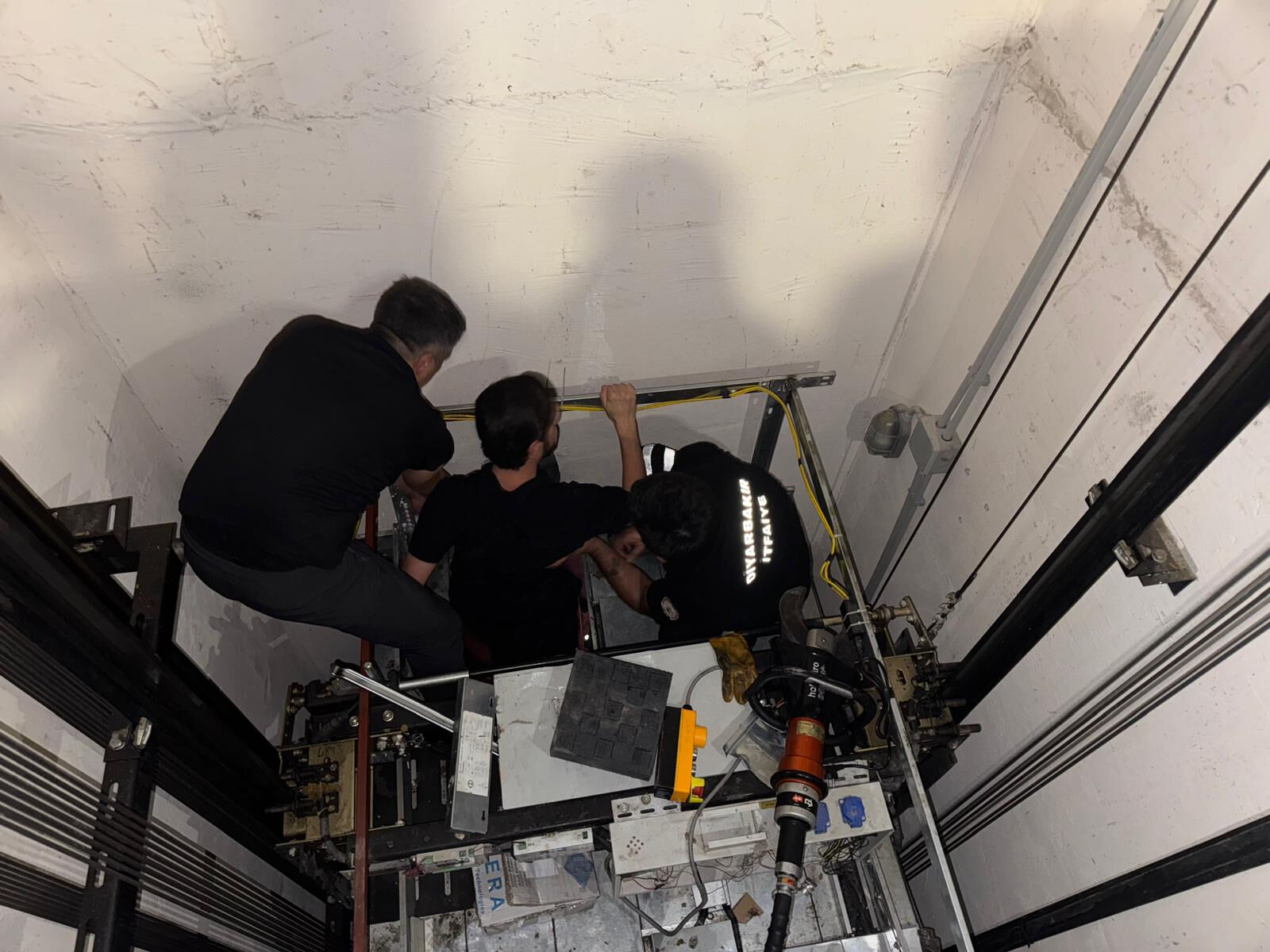 Stadyumdaki asans&ouml;rde mahsur kalan taraftarları itfaiye kurtardı! - 1. Resim