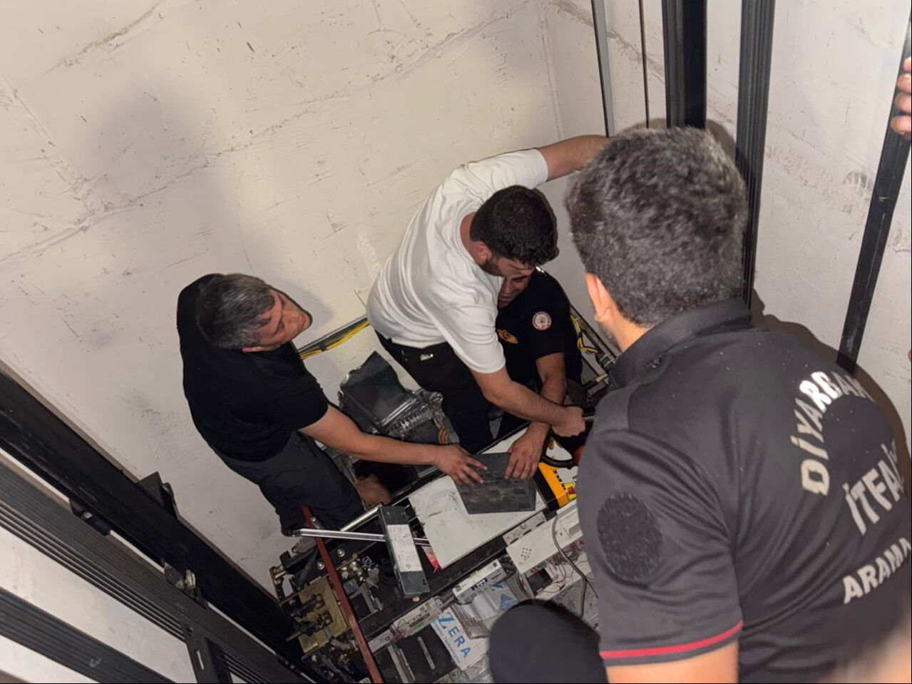 Stadyumdaki asans&ouml;rde mahsur kalan taraftarları itfaiye kurtardı! - 3. Resim