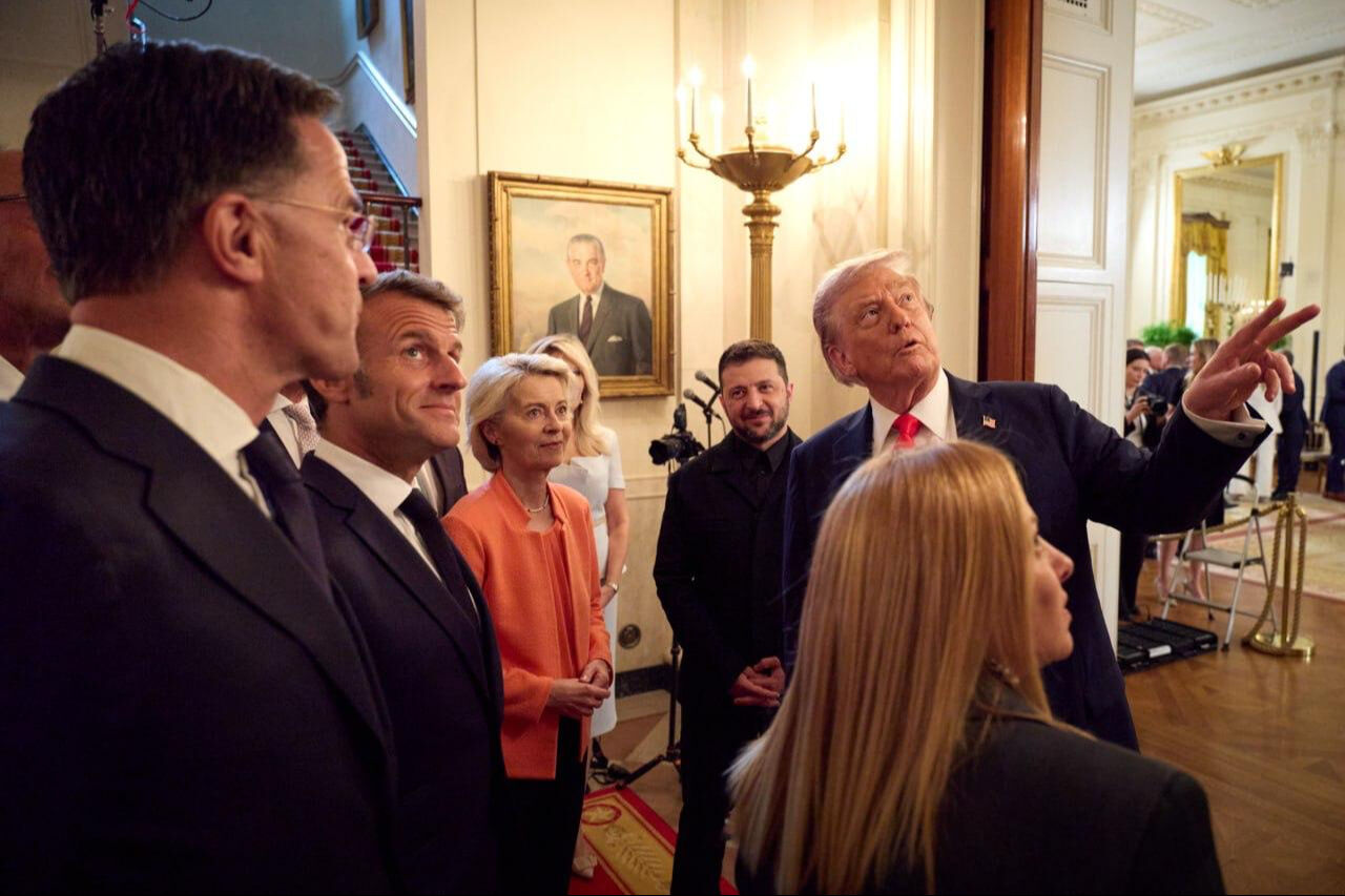 Trump ortaya attı, Putin kabul etti: Barış masası için geri sayım! Rusya Güvenlik Konseyi Başkan Yardımcısı Dmitriy Medvedev, Alaska Zirvesi sonrası yaptığı değerlendirmede, "Rusya karşıtı savaş çığırtkanlığı yapan İstekliler Koalisyonu Trump’ı kendi sahasında alt etmeyi başaramadı" dedi.