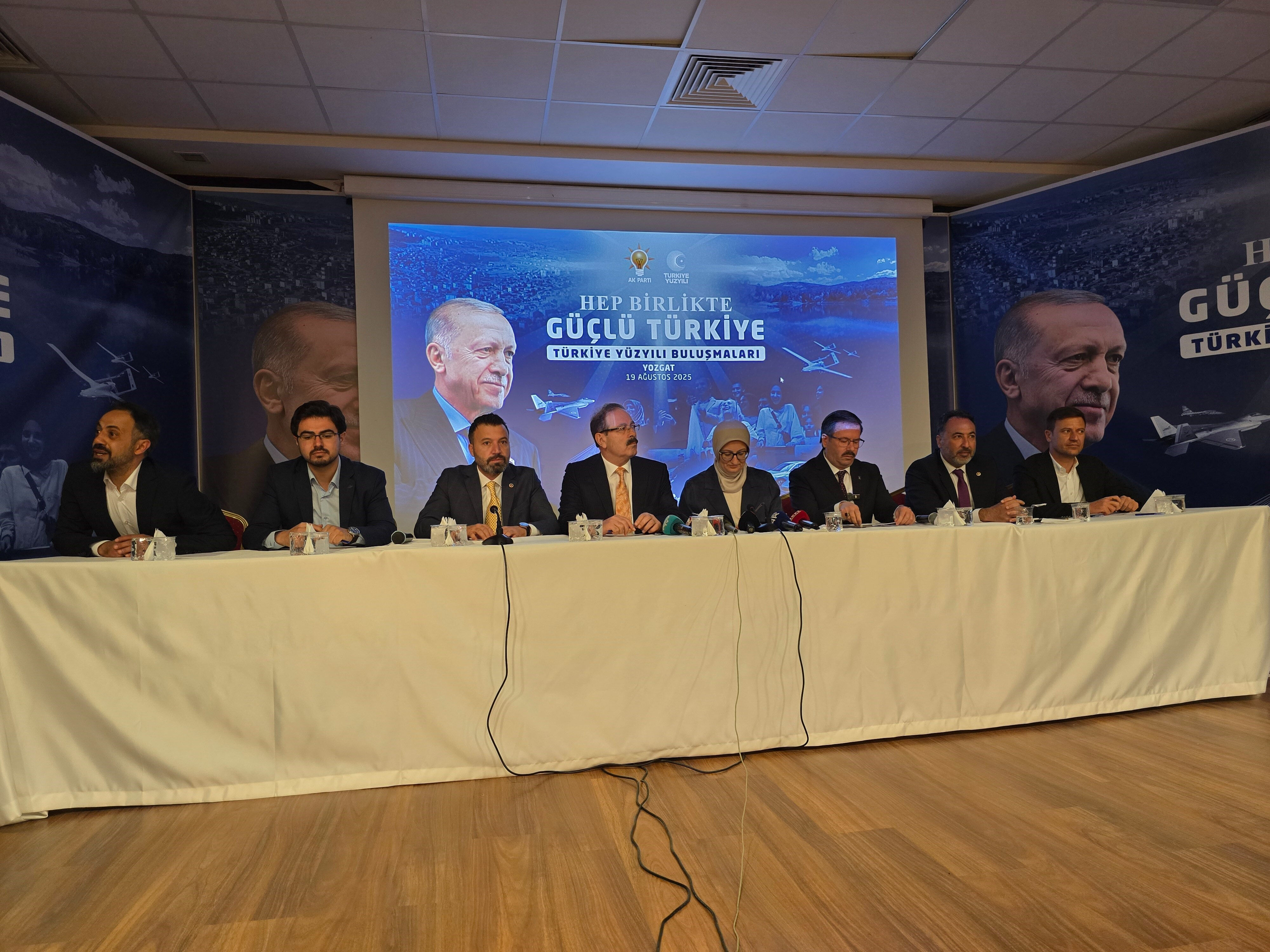 Yeniden Refah Partili belediye başkanı, AK Parti rozeti taktı! 