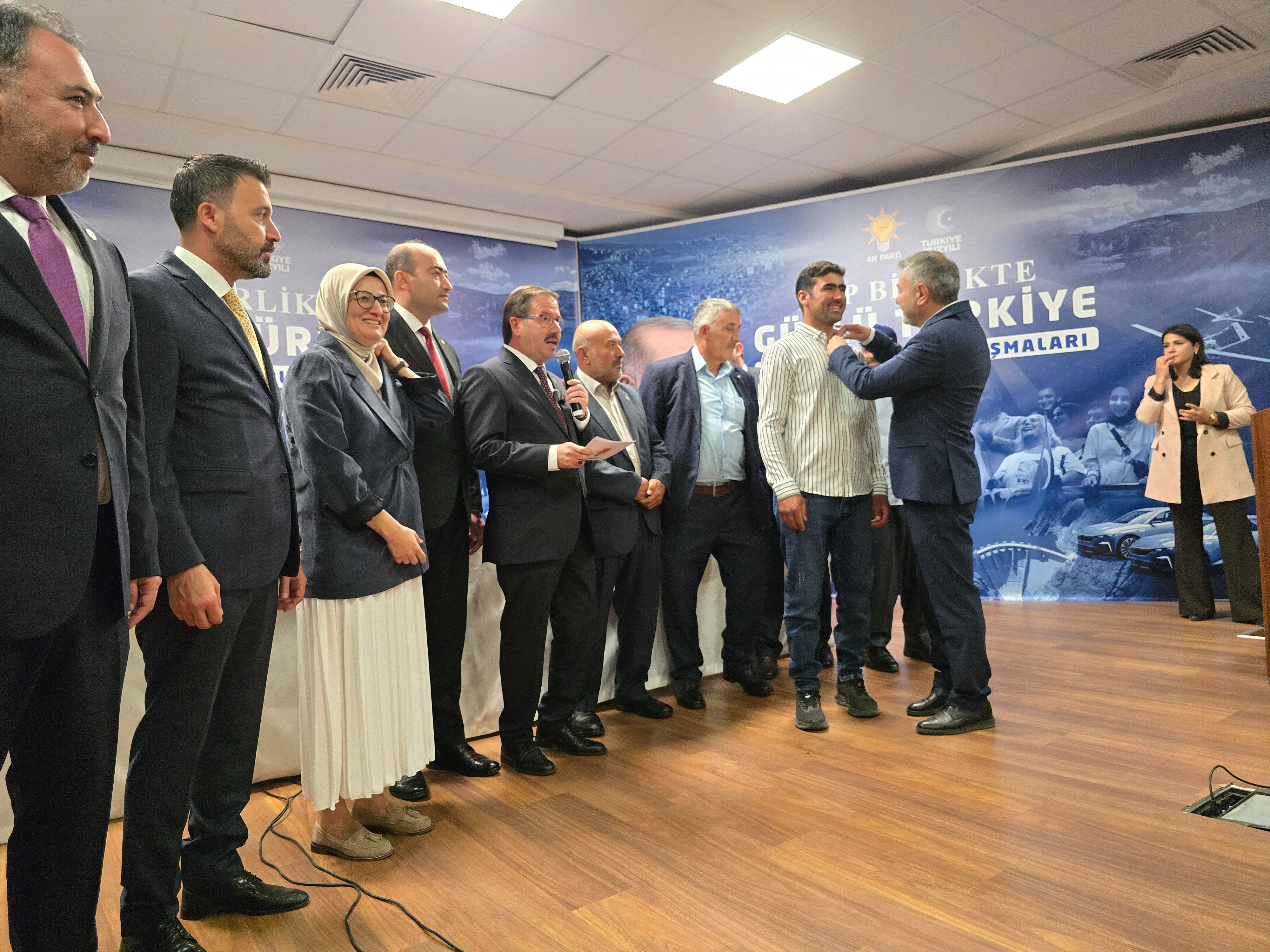 Yeniden Refah Partili belediye başkanı, AK Parti rozeti taktı! 