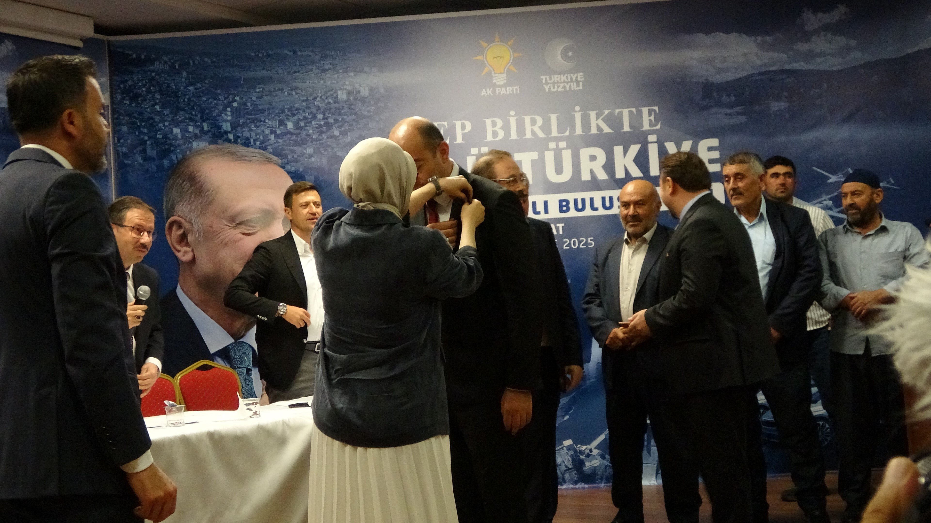 Yeniden Refah Partili belediye başkanı, AK Parti rozeti taktı! 