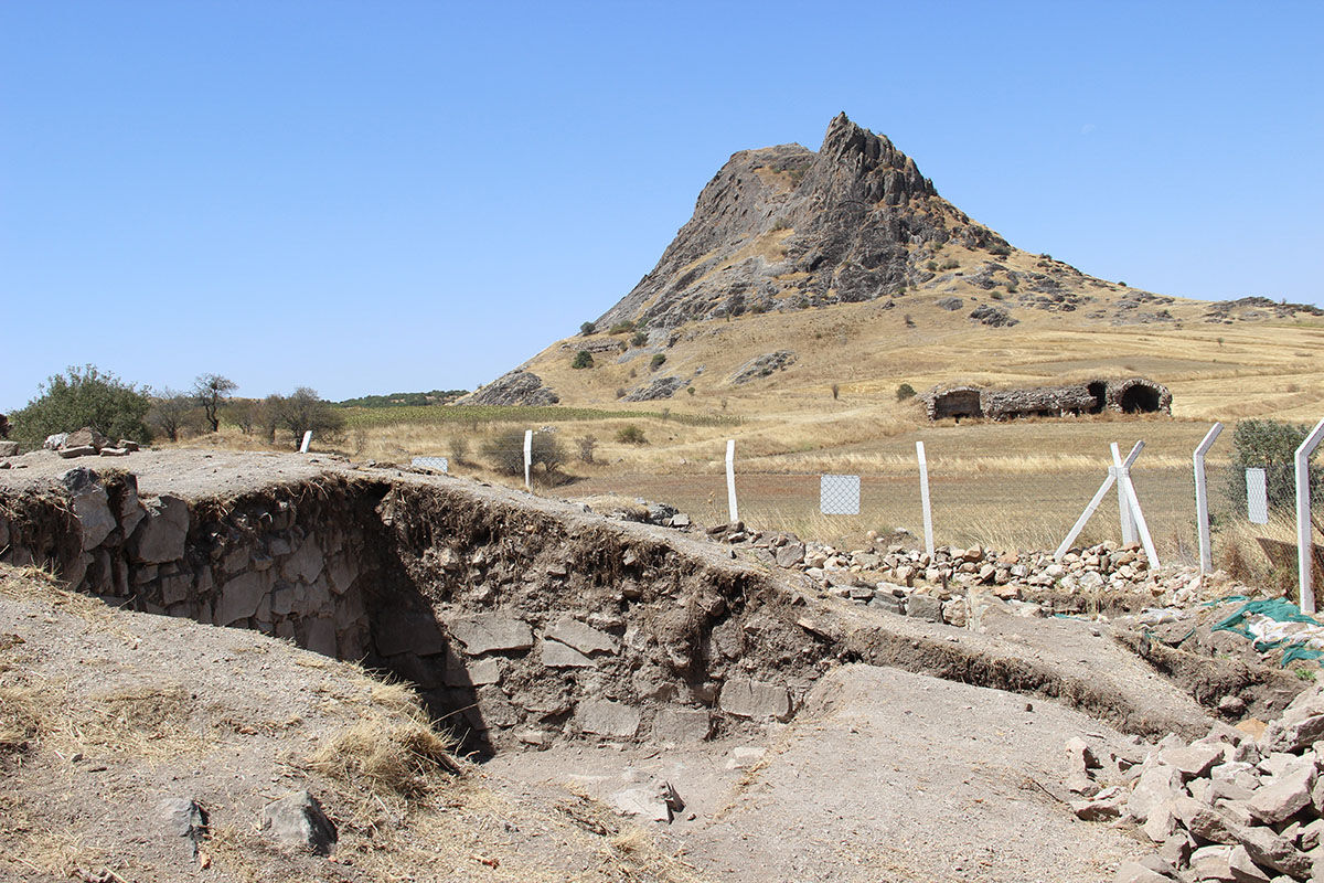 50 yıldır atıl durumda, herkes yanından geçiyor ama kimse bilmiyor! Alaca'da Kalehisar gün yüzüne çıkıyor 50 yıldır atıl durumda, herkes yanından geçiyor ama kimse bilmiyor! Alaca'da Kalehisar gün yüzüne çıkıyor - 7. Resim