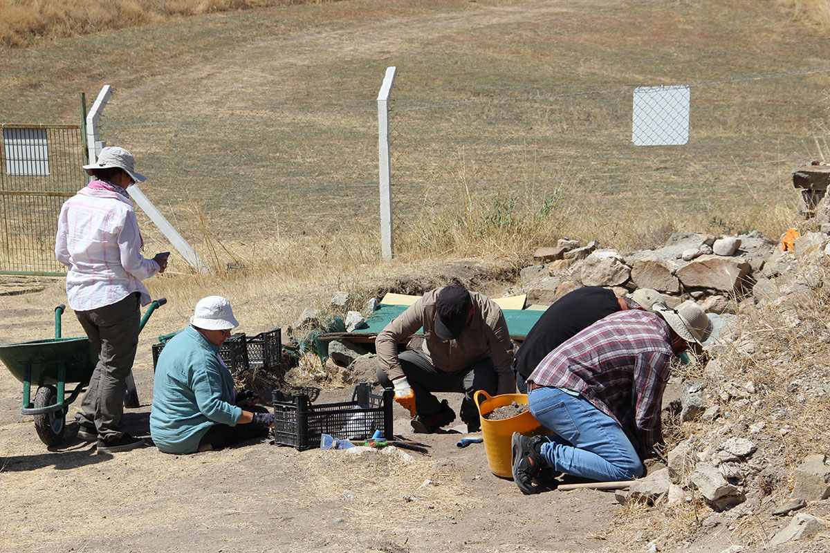50 yıldır atıl durumda, herkes yanından geçiyor ama kimse bilmiyor! Alaca'da Kalehisar gün yüzüne çıkıyor 50 yıldır atıl durumda, herkes yanından geçiyor ama kimse bilmiyor! Alaca'da Kalehisar gün yüzüne çıkıyor - 3. Resim