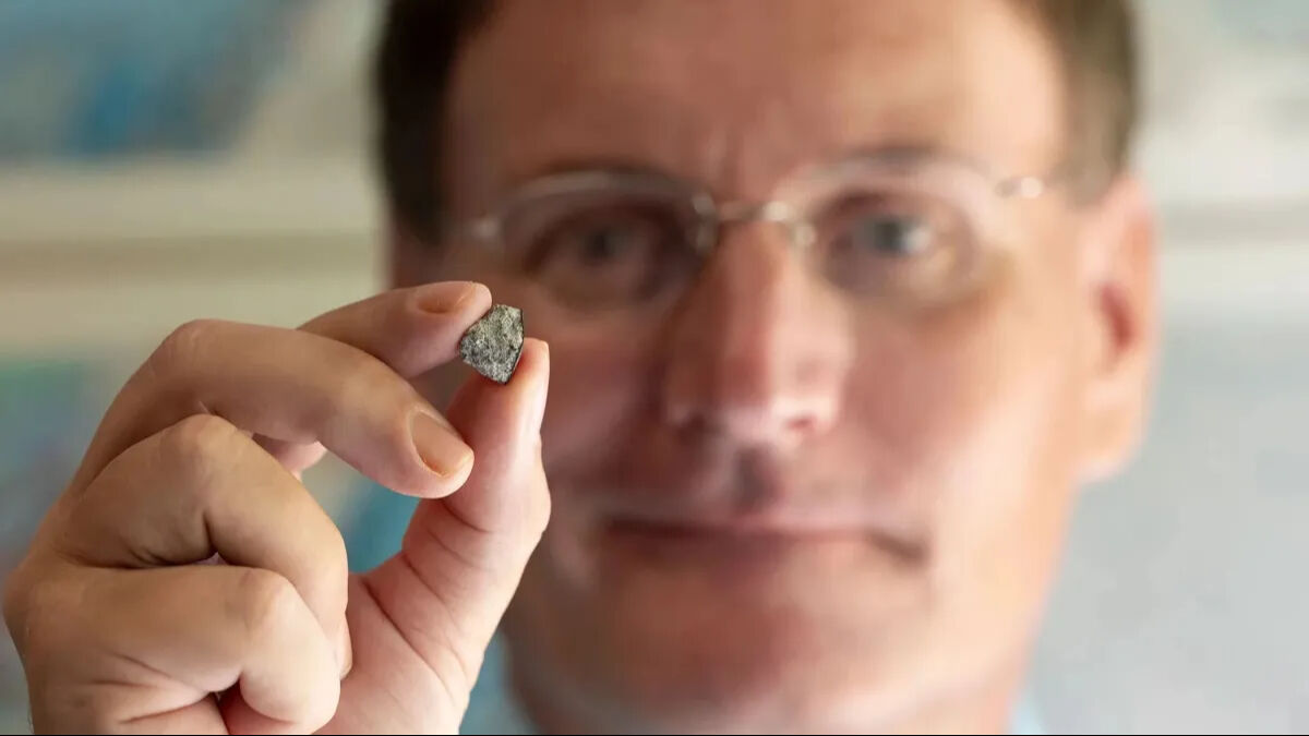 Akıllara durgunluk veren olay! Ev sahibi neye uğradığını şaşırdı: Çatıyı delip oturma odasına düştü - 3. Resim