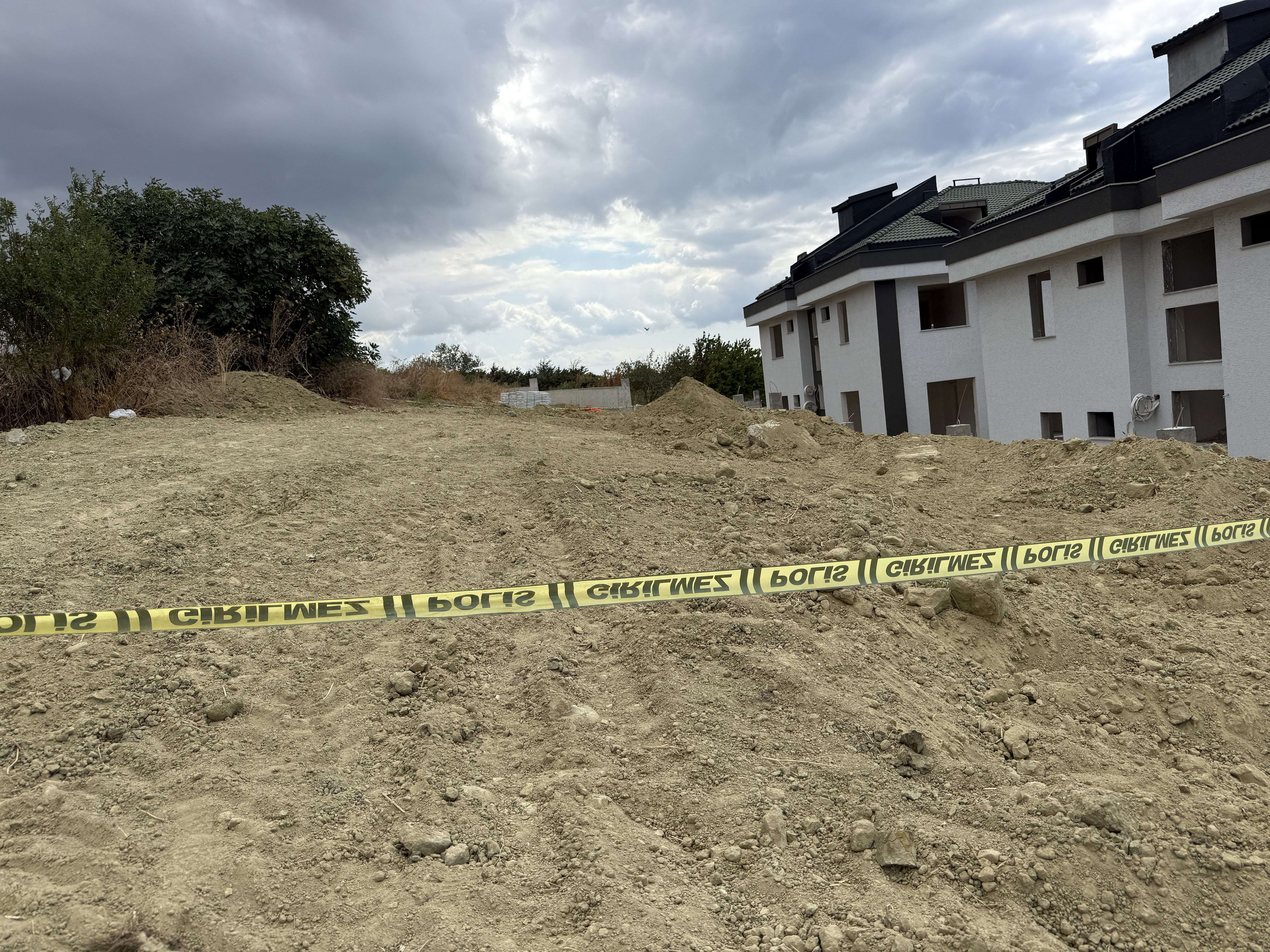 Büyükçekmece'de dehşet! Boş villanın bahçesinde gömülü ceset bulundu - 1. Resim