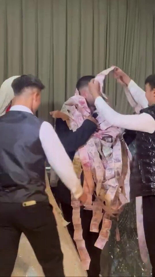 Damadı paraya boğdular! Takı merasiminde gören şaşkına döndü - 1. Resim