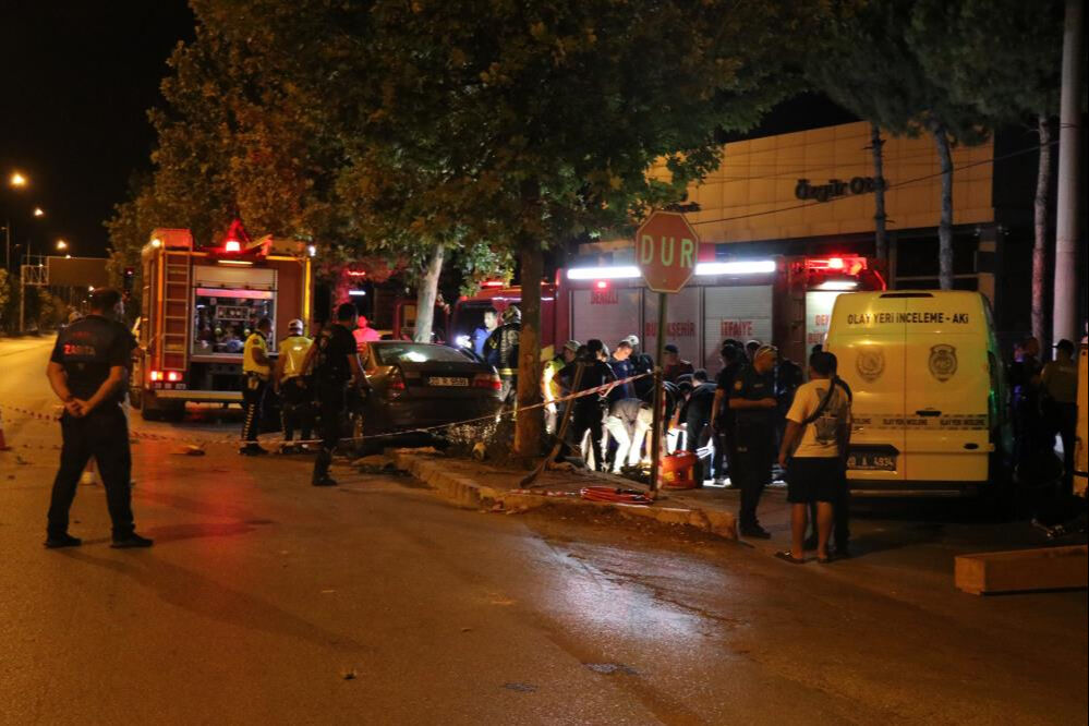 Denizli'de feci kaza! Otomobil ağaca ok gibi saplandı... 2 kişi öldü - 2. Resim