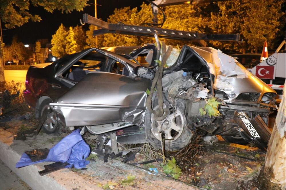 Denizli'de feci kaza! Otomobil ağaca ok gibi saplandı... 2 kişi öldü - 1. Resim