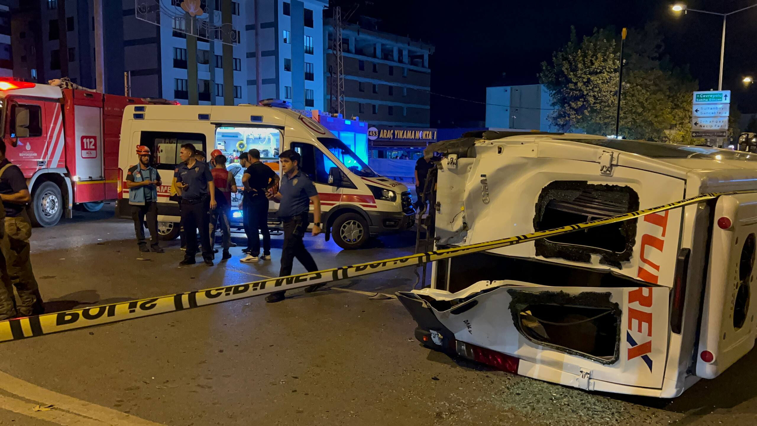 İstanbul'da servis minibüsü ile otomobilin çarpıştığı kazada can pazarı: Çok sayıda yaralı var! - 2. Resim