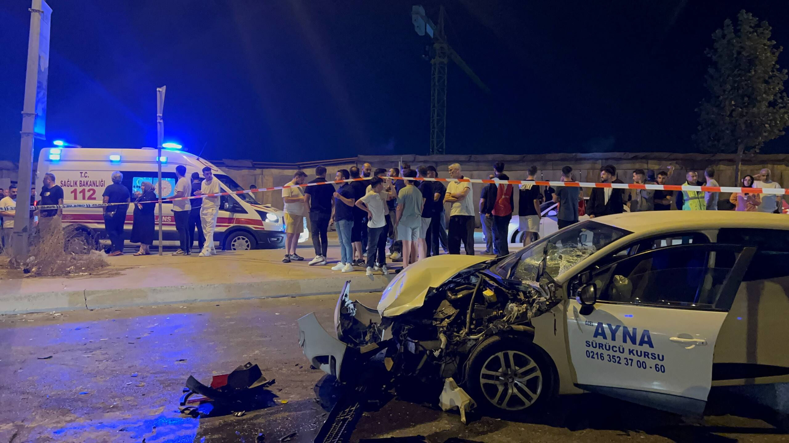 İstanbul'da servis minibüsü ile otomobilin çarpıştığı kazada can pazarı: Çok sayıda yaralı var! - 1. Resim