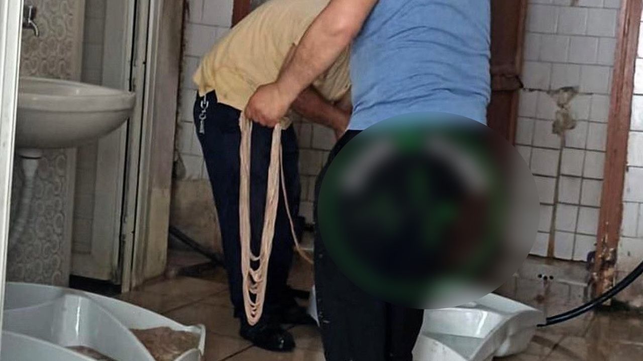 İzmir&#039;de skandal olay! Tuvalette kokoreç hazırladılar