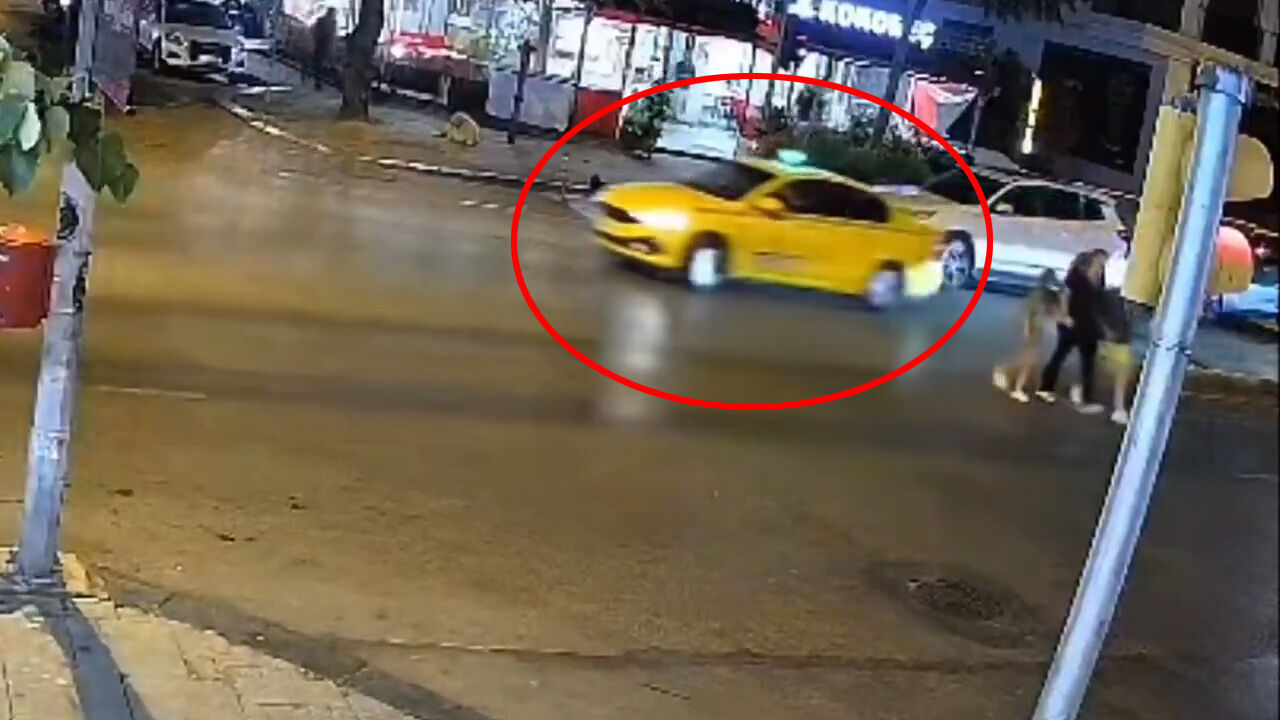 Kadıköy'de drift yapan taksici yakalandı! Bakan Yerlikaya: Ehliyetine el konuldu, araç trafikten men edildi - 1. Resim