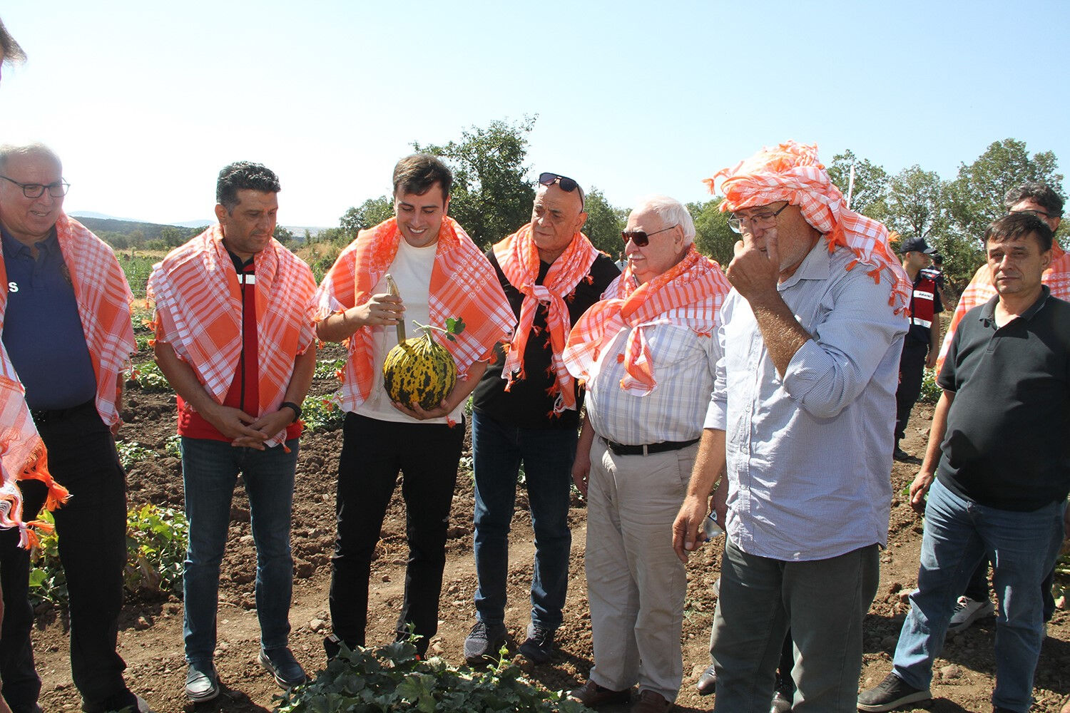 Kaymakam da katıldı! Kula'da protokoll&uuml; hasat - 1. Resim