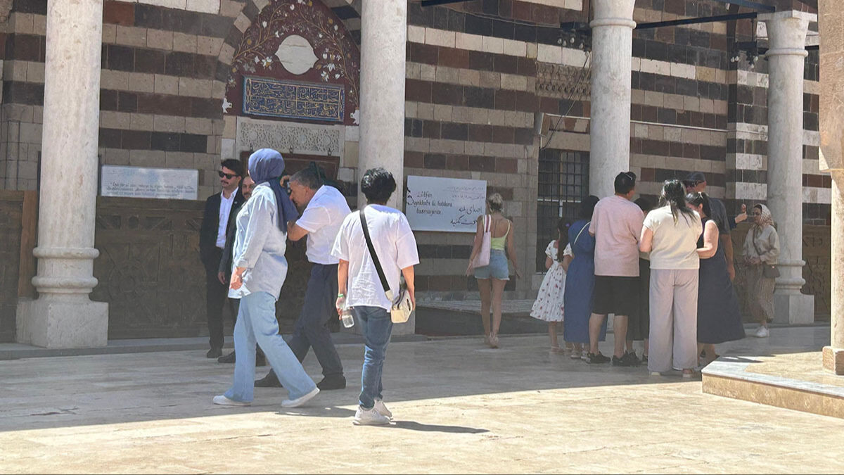 Minberin önünde şortlu poz! 4 dilde uyarı işe yaramadı, Mimar Sinan'ın camisine uygunsuz kıyafetle girmeye devam ettiler - 3. Resim