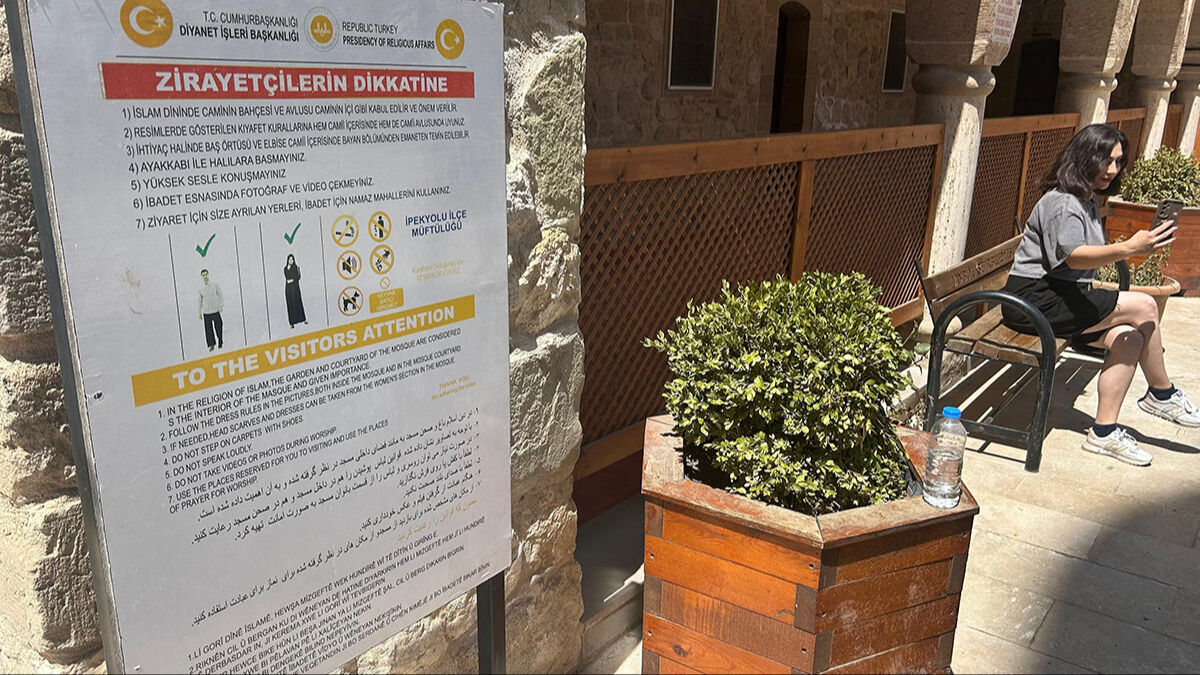 Minberin önünde şortlu poz! 4 dilde uyarı işe yaramadı, Mimar Sinan'ın camisine uygunsuz kıyafetle girmeye devam ettiler - 2. Resim