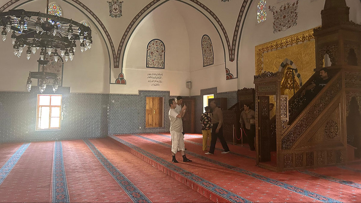 Minberin önünde şortlu poz! 4 dilde uyarı işe yaramadı, Mimar Sinan'ın camisine uygunsuz kıyafetle girmeye devam ettiler - 5. Resim