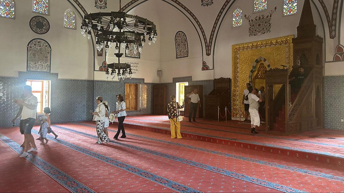 Minberin önünde şortlu poz! 4 dilde uyarı işe yaramadı, Mimar Sinan'ın camisine uygunsuz kıyafetle girmeye devam ettiler - 6. Resim
