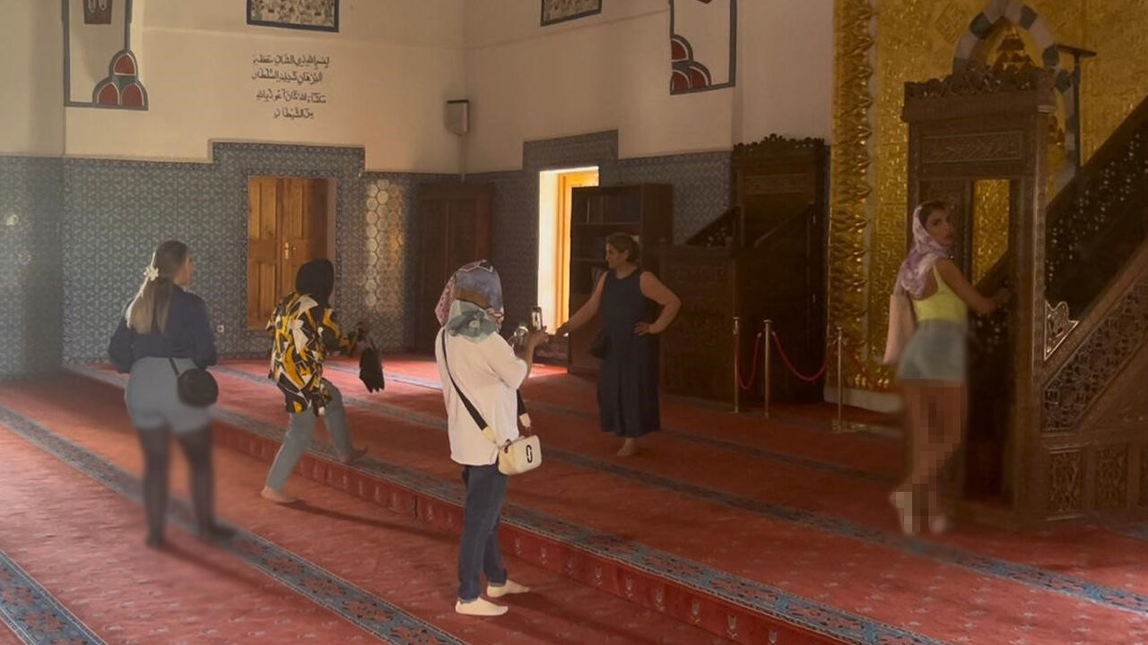Minberin önünde şortlu poz! 4 dilde uyarı işe yaramadı, Mimar Sinan'ın camisine uygunsuz kıyafetle girmeye devam ettiler - 1. Resim