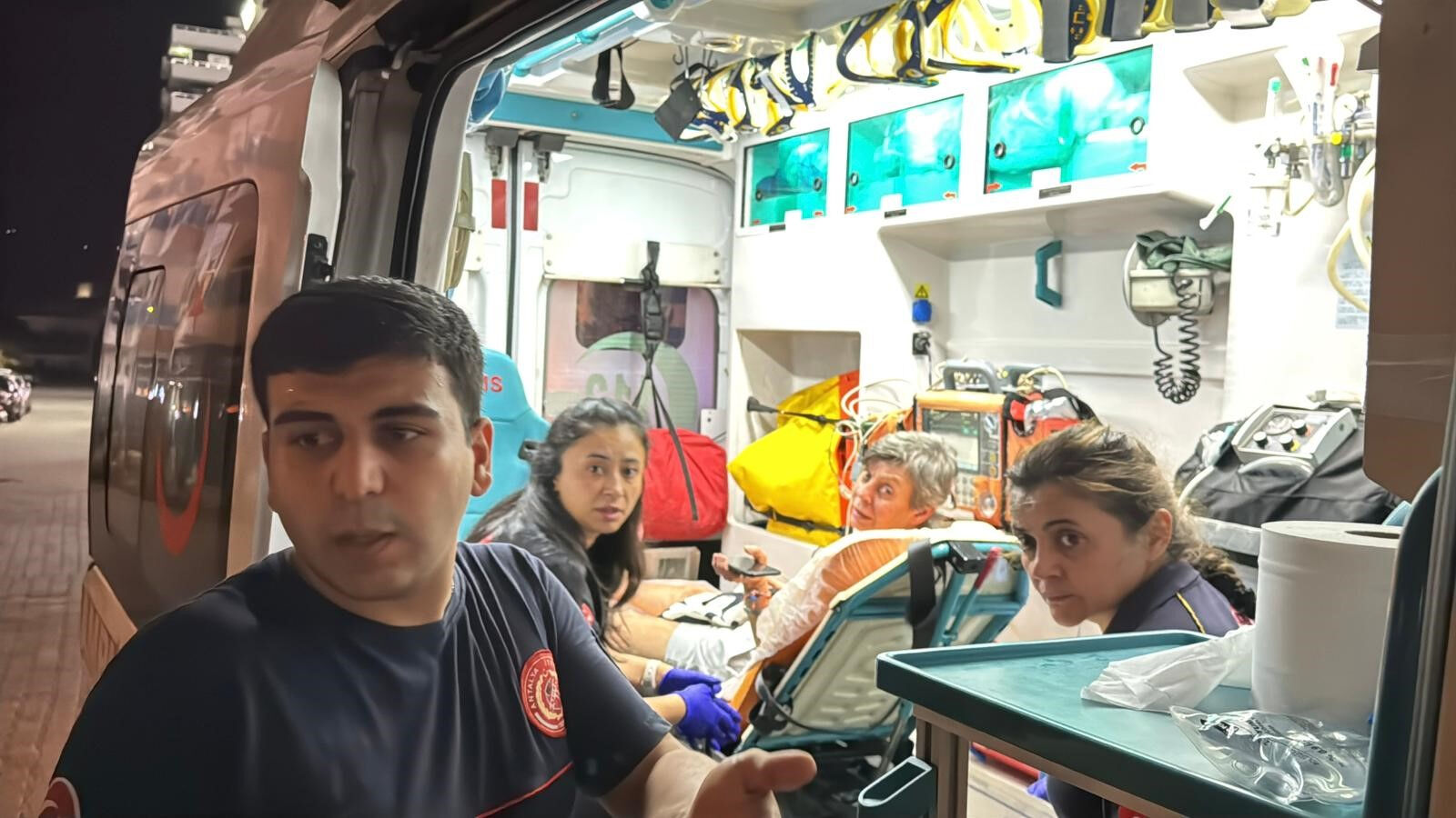 Prizdeki kıvılcım yangın çıkardı! Dumanlar 5 katlı apartmanı sardı, büyük panik Prizden çıkan kıvılcım yangın çıkardı! Dumanlar 5 katlı apartmanı sardı, büyük panik - 3. Resim