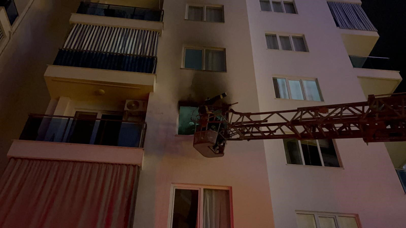 Prizdeki kıvılcım yangın çıkardı! Dumanlar 5 katlı apartmanı sardı, büyük panik Prizden çıkan kıvılcım yangın çıkardı! Dumanlar 5 katlı apartmanı sardı, büyük panik - 1. Resim