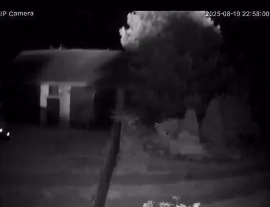 Tarlada panik anları! Kimse ne olduğunu anlayamadı, havadan düşüp patladı - 1. Resim