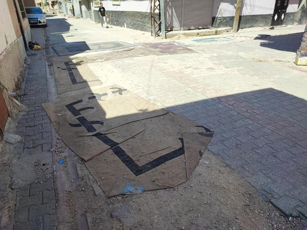 Yollar yapılmayınca mahalleli çözümü halıyla buldu! Belediyeye tepki yağıyor - 3. Resim