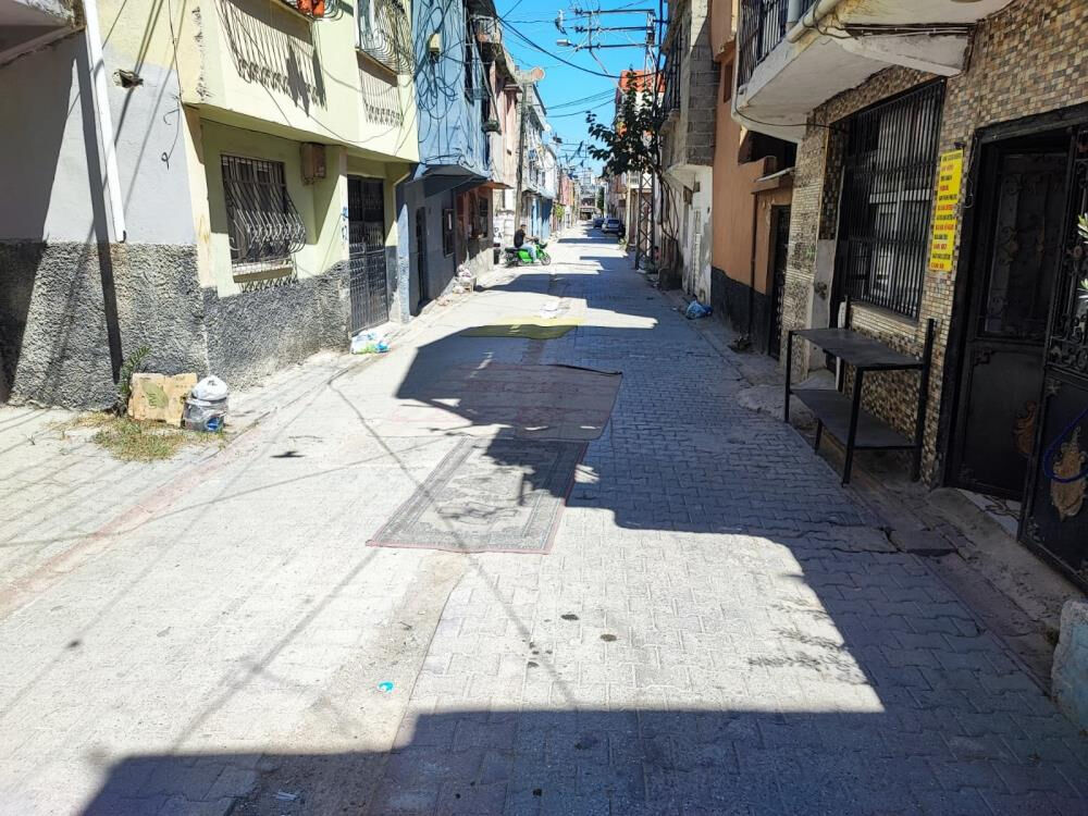 Yollar yapılmayınca mahalleli çözümü halıyla buldu! Belediyeye tepki yağıyor - 2. Resim