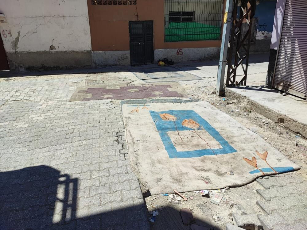 Yollar yapılmayınca mahalleli çözümü halıyla buldu! Belediyeye tepki yağıyor - 1. Resim