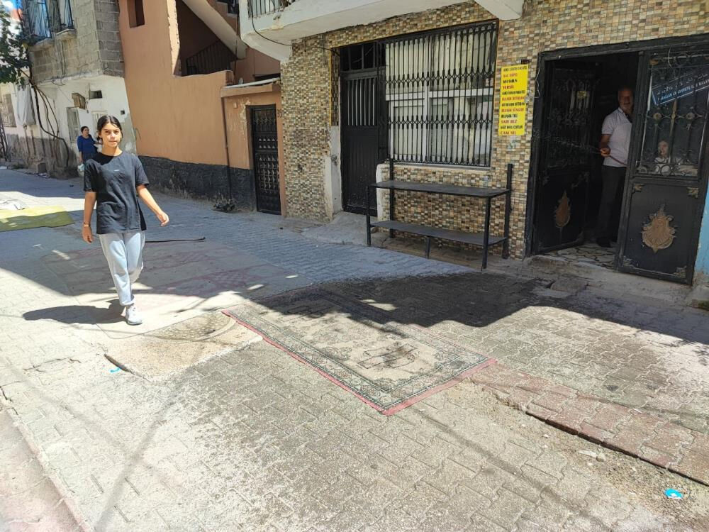 Yollar yapılmayınca mahalleli çözümü halıyla buldu! Belediyeye tepki yağıyor - 4. Resim