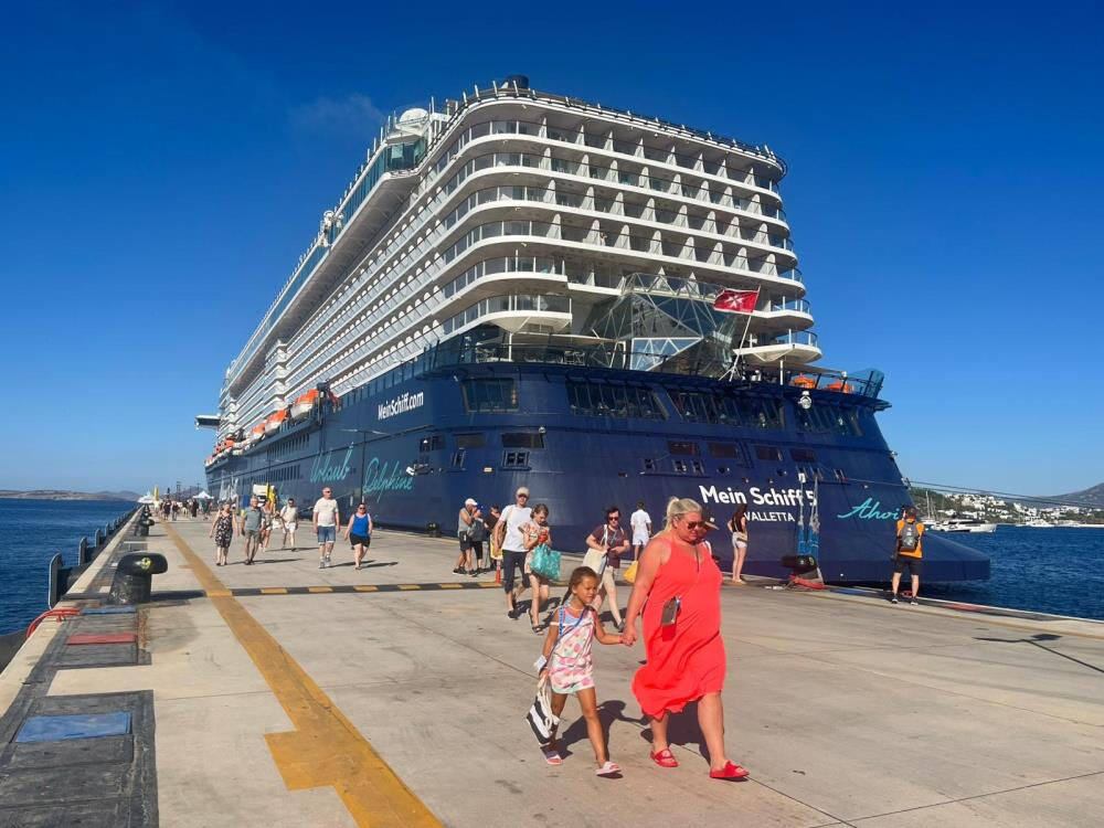 Binlerce yolcu, yüzlerce personel... Dev gemi Bodrum'da - 1. Resim