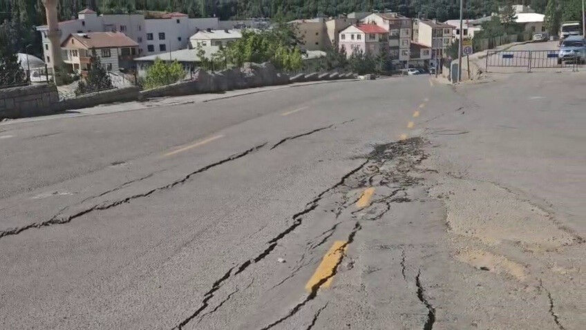 Erzurum'da hareketli anlar! Heyelan paniğe neden oldu... 70 ev boşaltıldı - 1. Resim