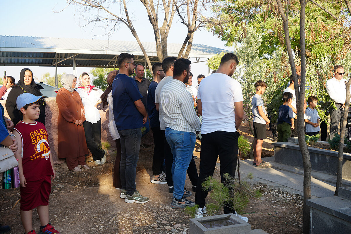 İHA muhabiri unutulmadı! Hayatını kaybeden Umut Yakup Tanrı&ouml;ver mezarı başında dualarla anıldı - 3. Resim