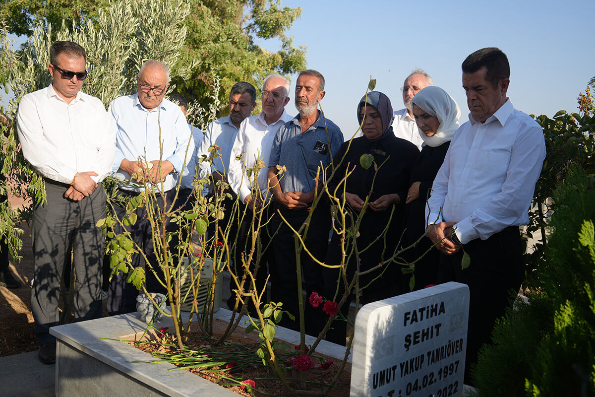 İHA muhabiri unutulmadı! Hayatını kaybeden Umut Yakup Tanrı&ouml;ver mezarı başında dualarla anıldı - 2. Resim