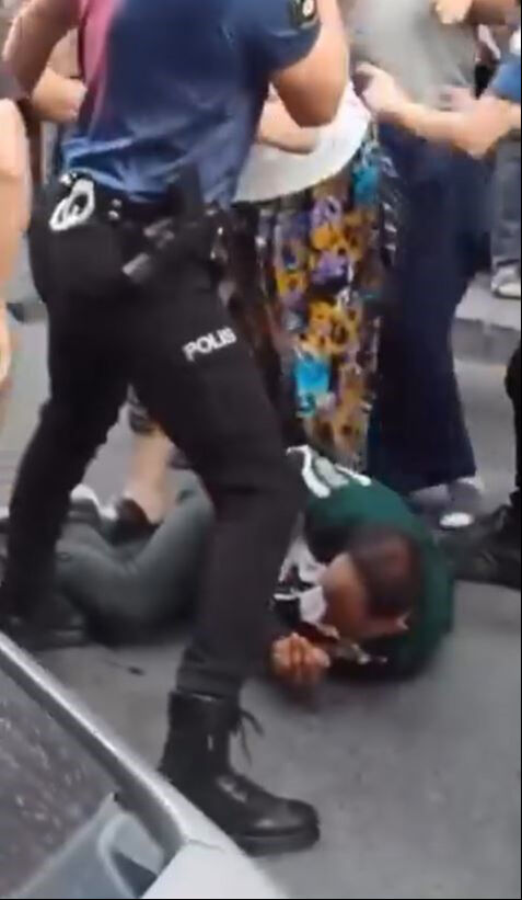 Kadına bıçaklı saldırıya duyarsız kalamadılar! Çığlık duyan koştu, zanlıyı linç ettiler - 1. Resim