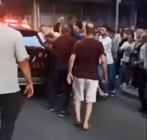 Kadına bıçaklı saldırıya duyarsız kalamadılar! Çığlık duyan koştu, zanlıyı linç ettiler - 2. Resim