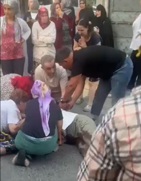 Kadına bıçaklı saldırıya duyarsız kalamadılar! Çığlık duyan koştu, zanlıyı linç ettiler - 3. Resim