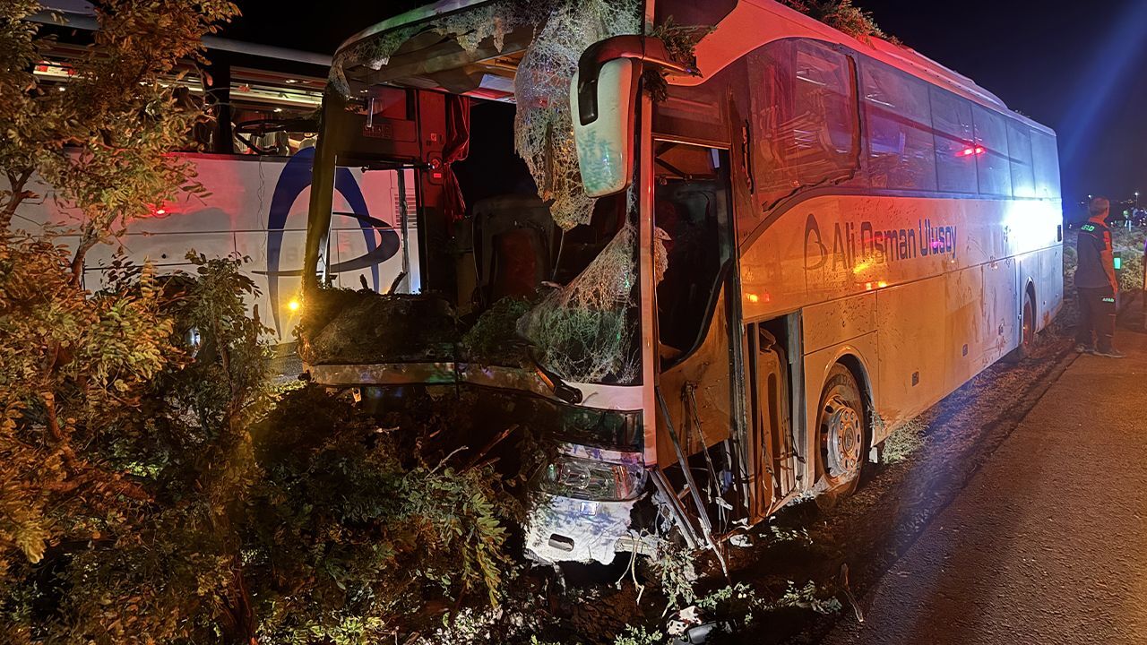 Kayseri&#039;de yolcu otobüsü orta refüjdeki ağaçlara çarptı! Ölü ve yaralılar var